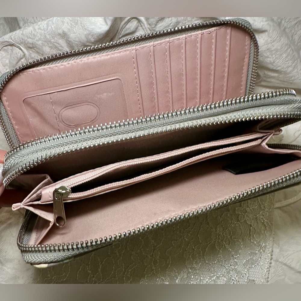MUNDI Sierra Large Wristlet Clutch - Picture 5 of 10